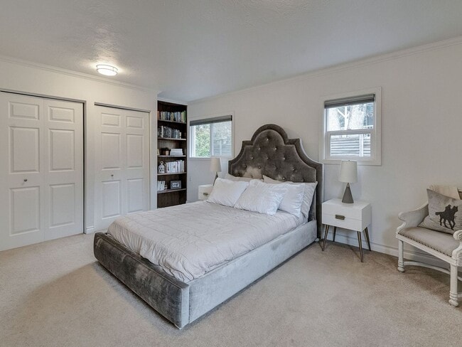 Building Photo - Chic Urban Oasis in Hillsdale