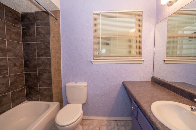 Building Photo - Gorgeous 3 Bed / 2 Bath! Coming soon!