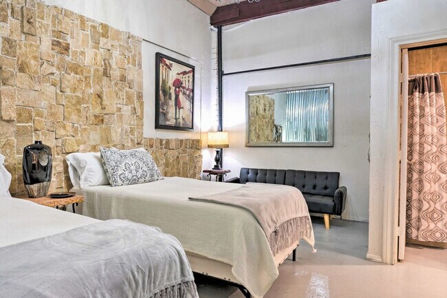 Building Photo - 3704 San Bernardo Ave