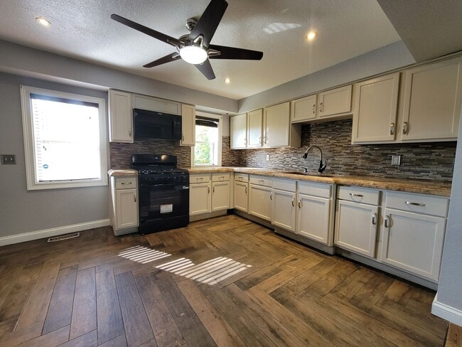 Building Photo - Beautiful 2 bed home
