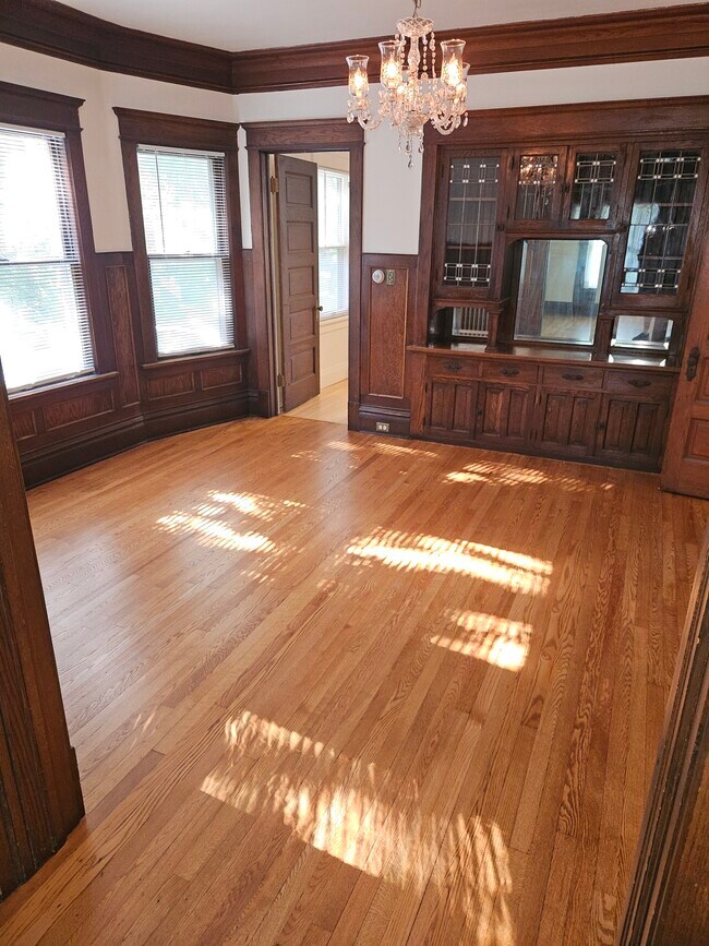 Primary Photo - 1900 E Newberry Blvd