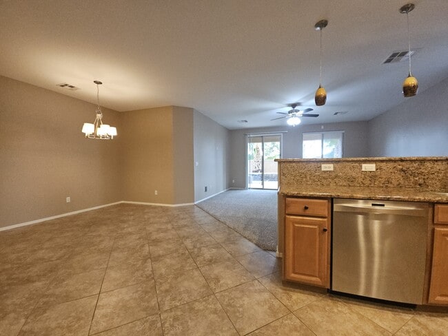 Building Photo - 906 E Pasture Canyon Dr