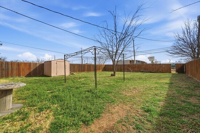 Building Photo - 1741 Pasadena Dr