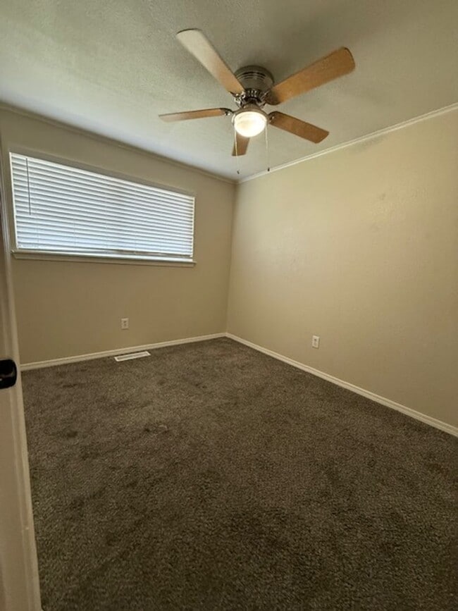 Building Photo - 3 Bedroom 1.25 Bath with 2 car garage