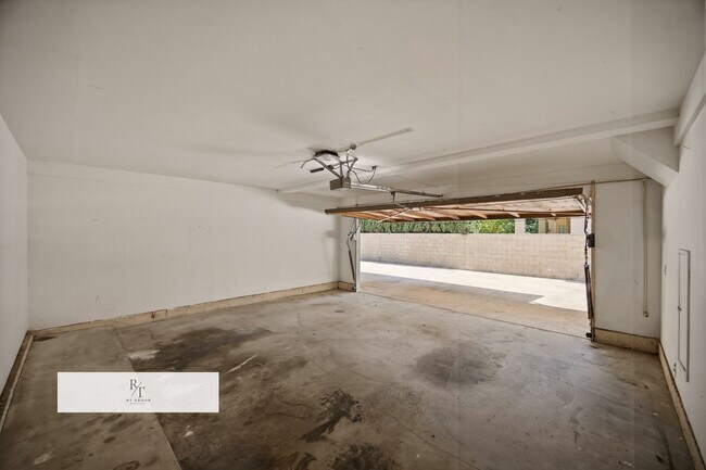 Building Photo - 5934 1/2 Alessandro Ave
