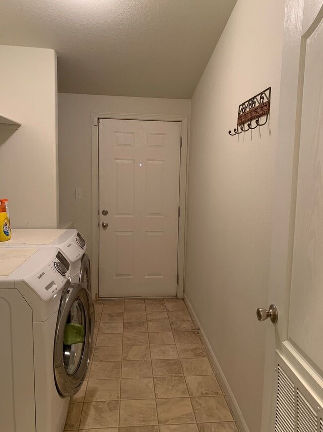 Building Photo - WINTER RENTAL -- 3 Bedroom 2 Bath Home
