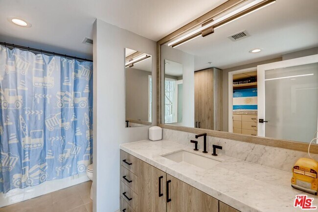 Building Photo - 13700 Marina Pointe Dr