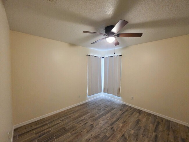 Building Photo - Pool Home in Vero Lake Estates 3/3 with Bonus Room