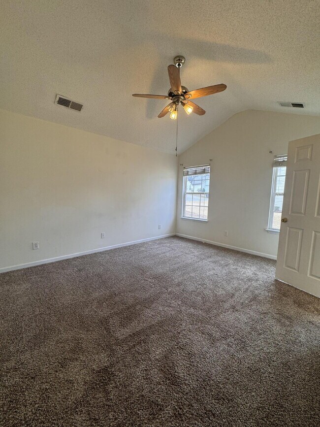 Building Photo - Spacious 3BR Home with Large Fenced Yard – Prime Simpsonville Location!