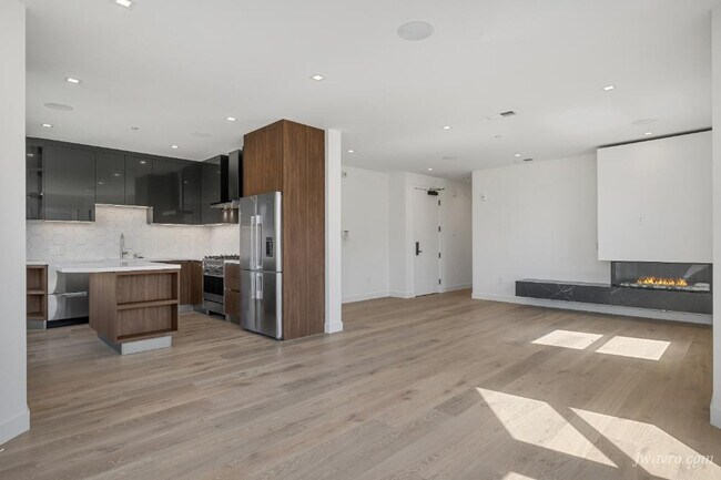 Building Photo - 1101 S Van Ness Ave