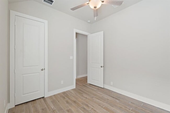 Building Photo - 10719 River Walk Dr