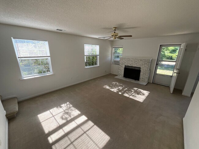 Building Photo - Beautiful 4/2 Frame Home in Marianna on Well
