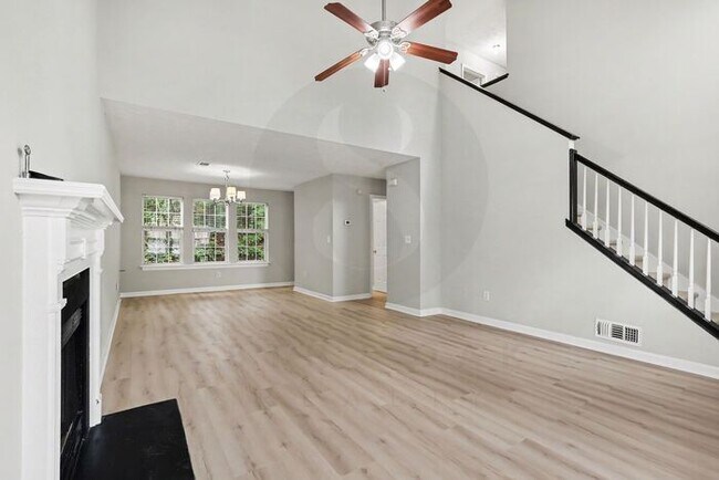 Building Photo - 4BR/2.5BA Home Conveniently Located Off Jimmy Carter Blvd!