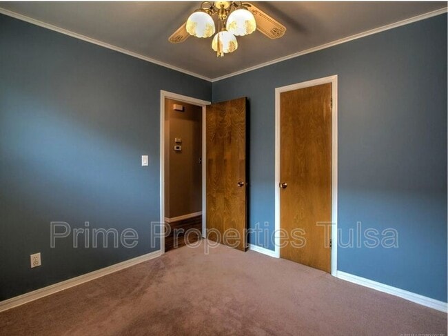 Building Photo - 156 E 57th Pl