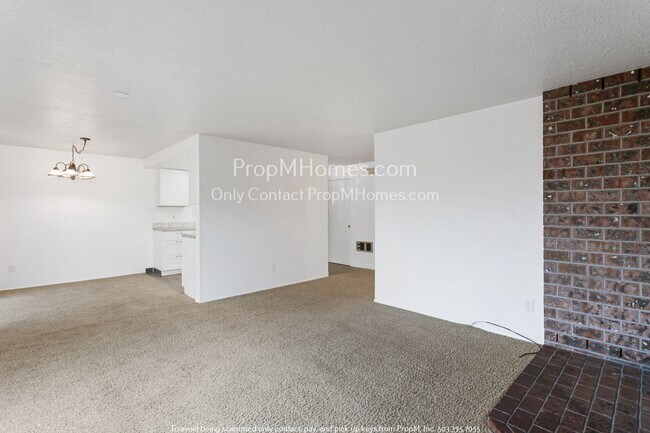Building Photo - Cozy Two-Bedroom in Gresham - New Washer/D...
