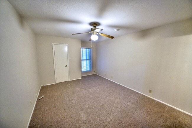Building Photo - Charming 2-bed, 2-bath home in Universal C...