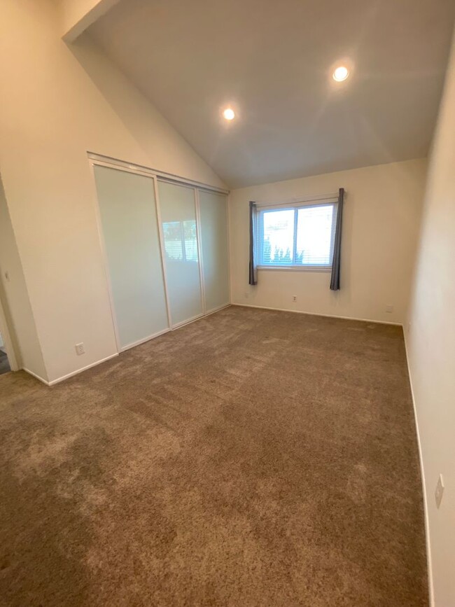 Building Photo - Two Bedroom Luxury Lakewood Condo For Rent!