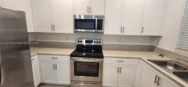 Building Photo - 2708 SE 15th Ct