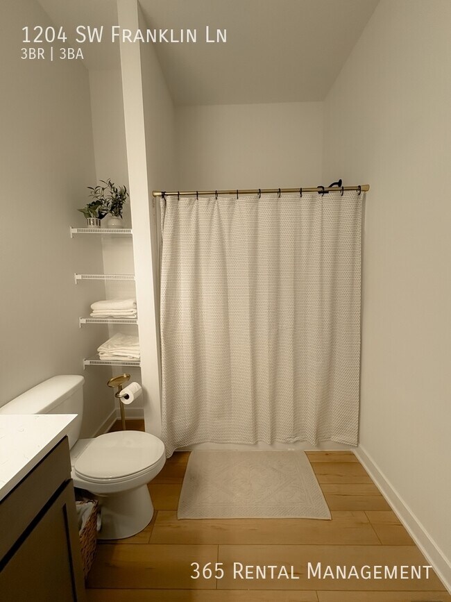 Building Photo - 1204 SW Franklin Dr