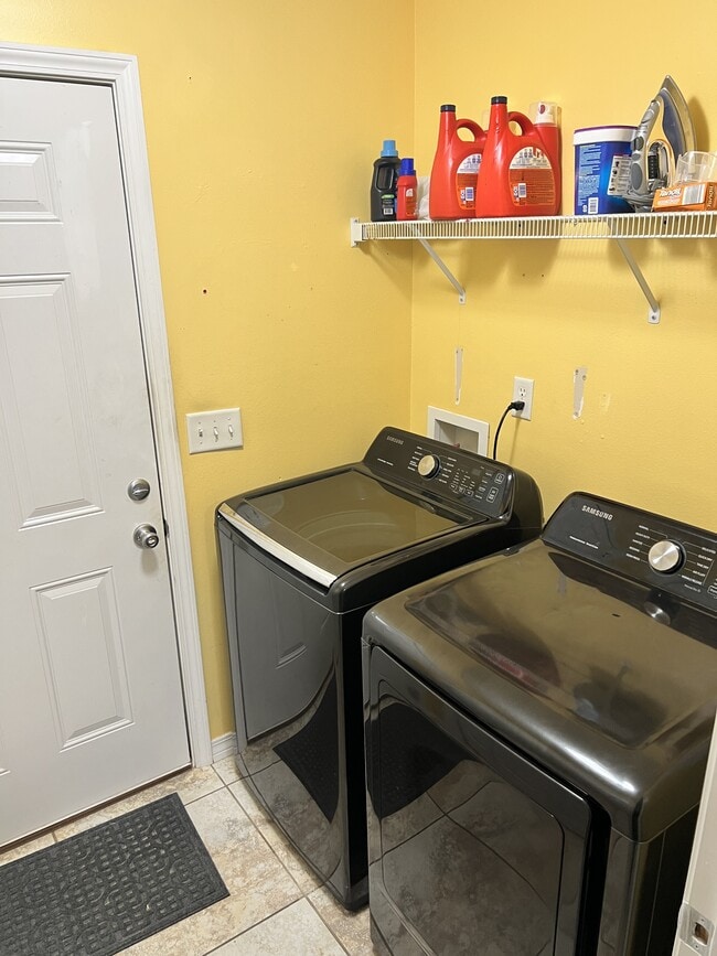 Building Photo - 1207 Chimera Ln