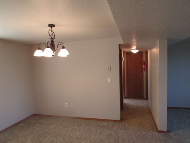 Building Photo - 510 S Circle Dr