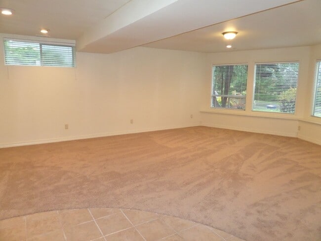 Building Photo - Fantastic HUGE Remodeled 4 Bedroom Home Wi...