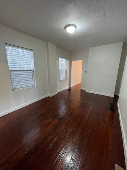 Building Photo - 565 E Deshler Ave