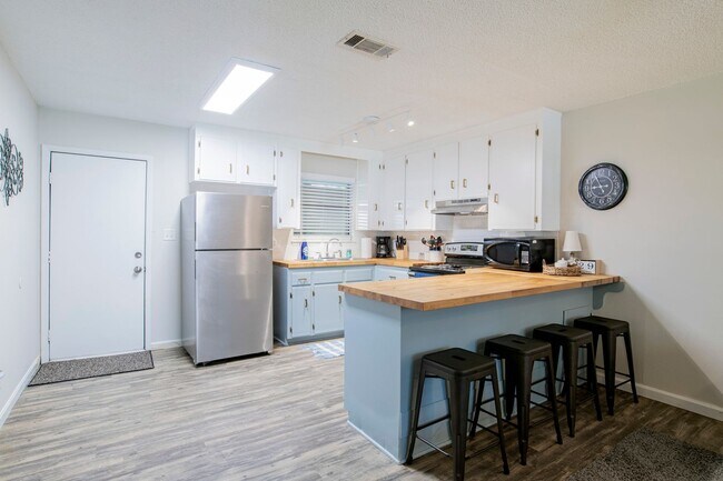 Building Photo - 2 Bedroom Duplex Unit on a Quiet Street off Nine Mile Rd