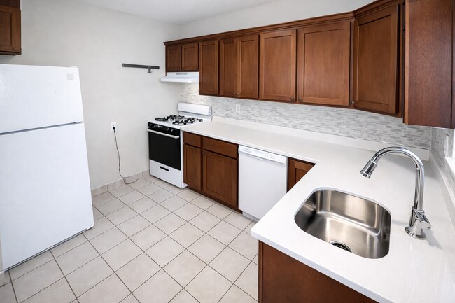Building Photo - 6606 Dalzell Pl