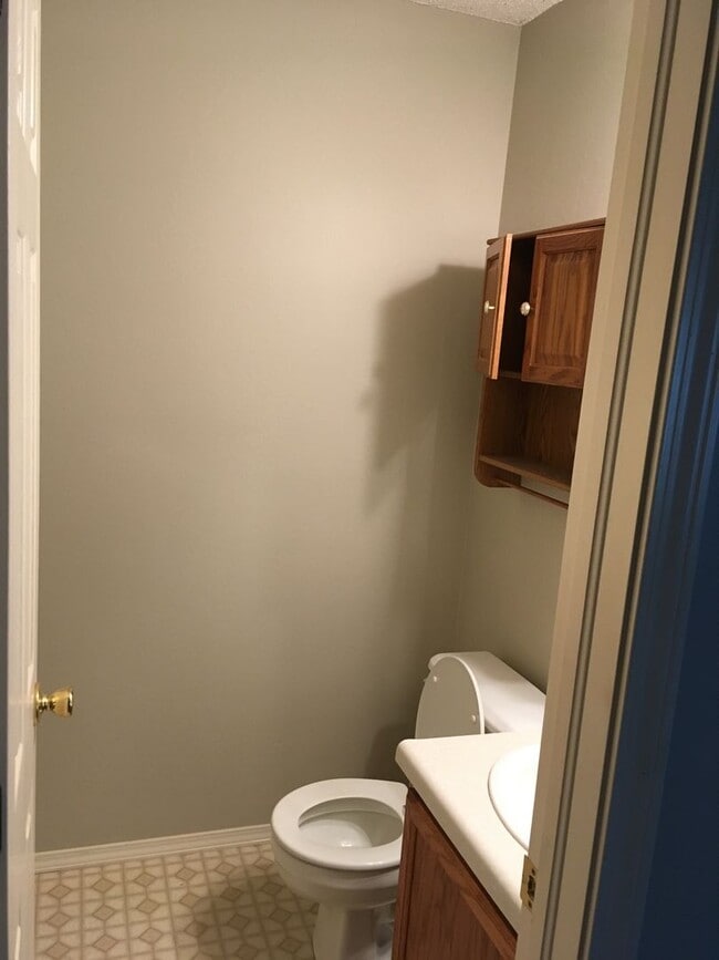 Building Photo - 404 Valley Dr