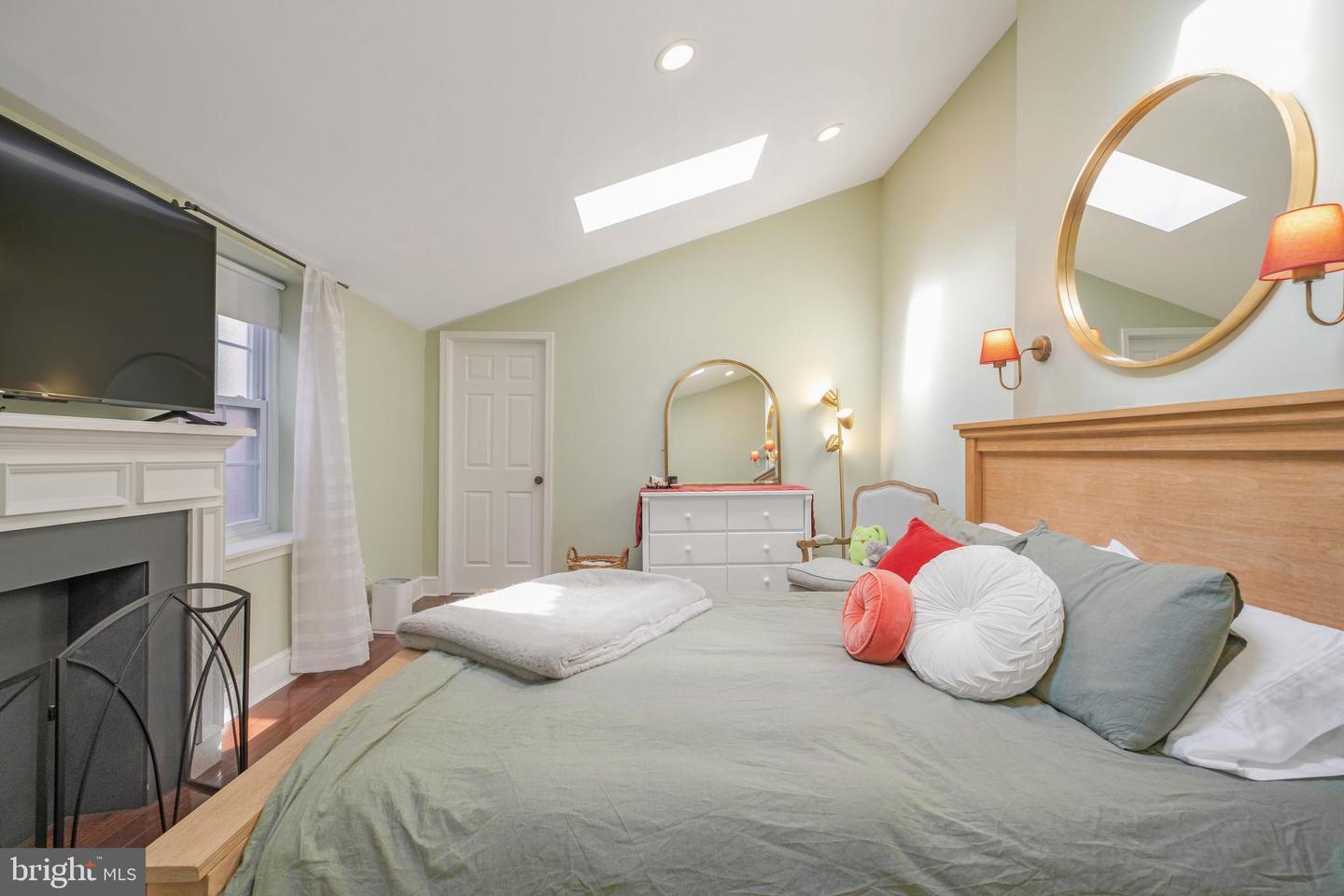 Building Photo - 908 S Front St