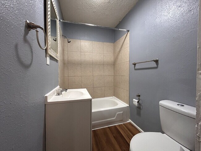 Building Photo - 3 bedroom 2 bathrooms
