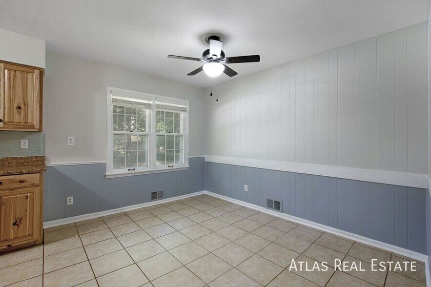 Building Photo - 625 NW Kay Dr