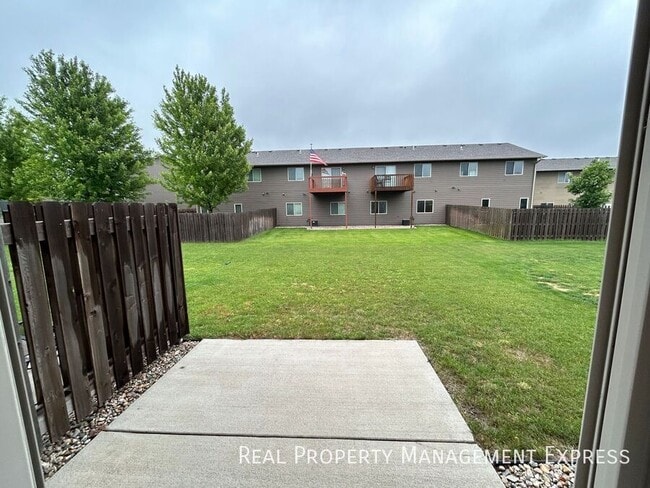 Building Photo - 3 Bed 1.5 Bath in West Sioux Falls