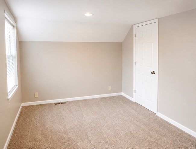 Building Photo - 3 Bed / 1 Bath Home in Dubuque