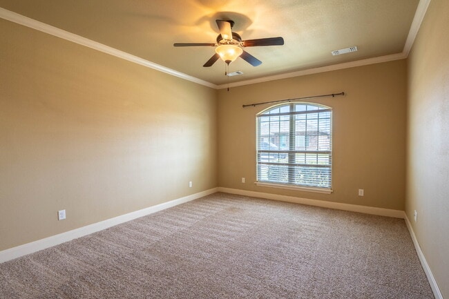 Building Photo - Beautiful 4-Bedroom Home with High Ceilings Available for Summer 2026 Pre-Lease