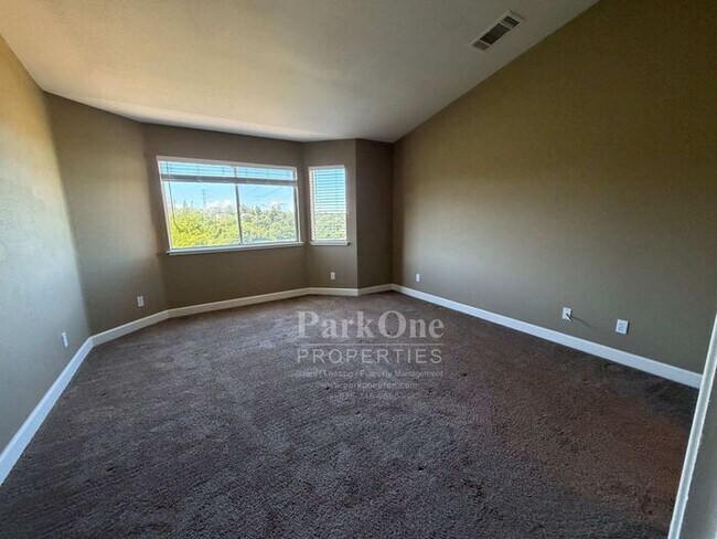 Building Photo - Updated Townhouse in Clayton Available for Lease now!