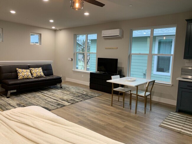 Building Photo - 149 W 21st St