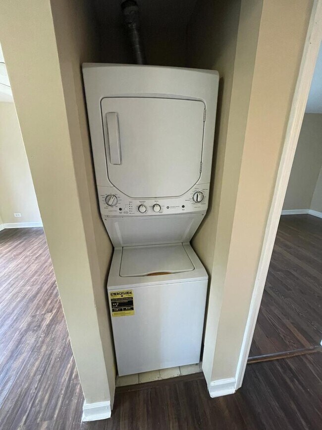 Building Photo - 240 E Rimini Ct