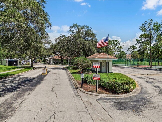 Building Photo - 13929 Fairway Island Dr