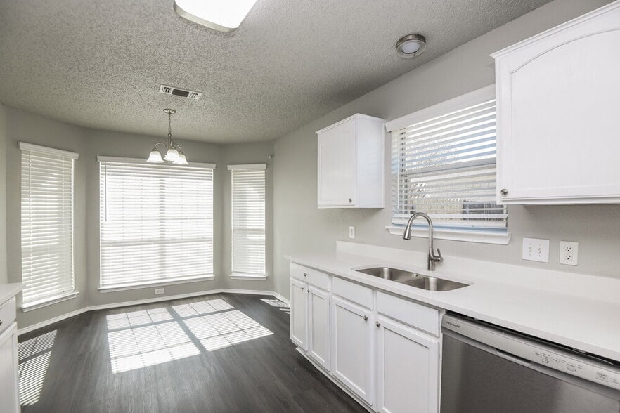 Building Photo - 1121 Sandalwood Dr