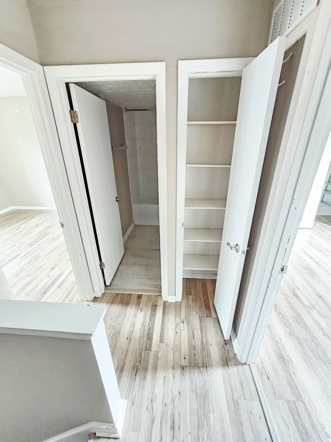 Building Photo - COMING SOON! 2BR Townhome in Clintonville near OSU – W/D, Parking, Pet Friendly