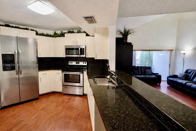 Building Photo - 9731 Fontainebleau Blvd