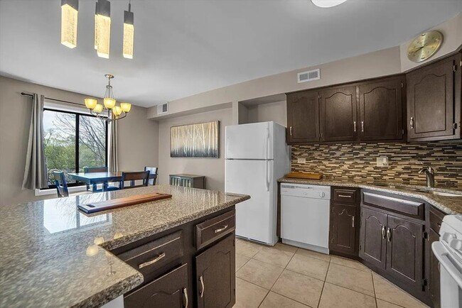 Building Photo - 463 Valley Dr