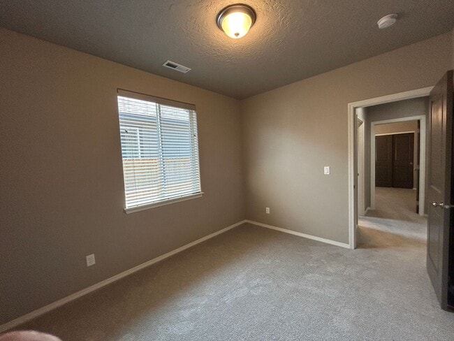 Building Photo - Newer 3 Bedroom / 2 Bathroom Home In NW Re...