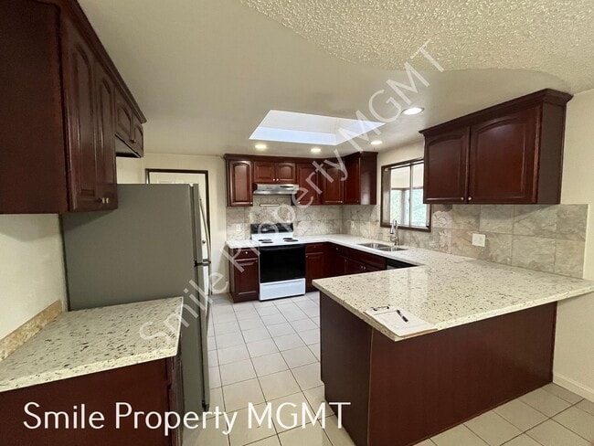 Building Photo - A charming ranch-style single-family home located in the Milwaukie area.