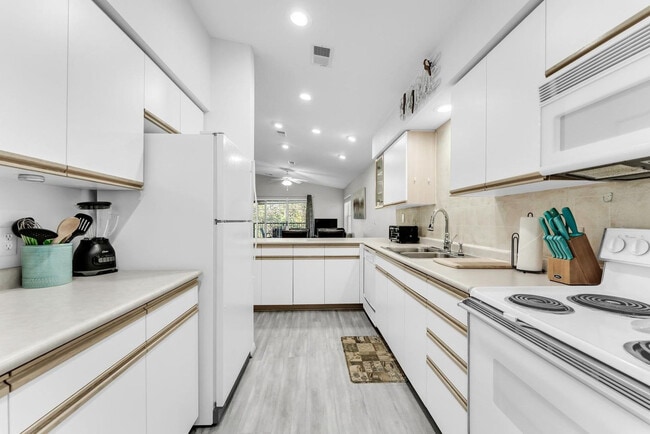 Building Photo - 155 W Rockford Dr