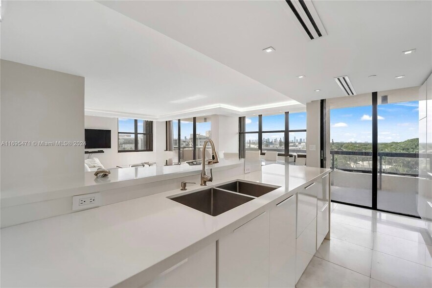 Building Photo - 2555 Collins Ave