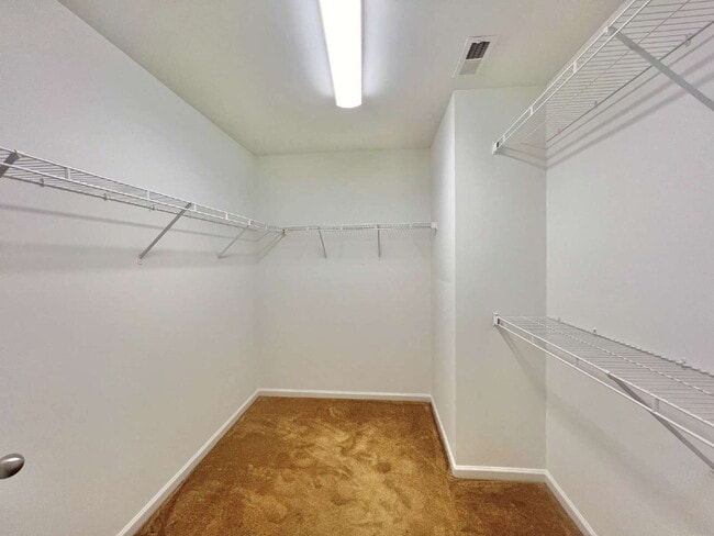 Building Photo - SPACIOUS 3 BEDROOMS!
