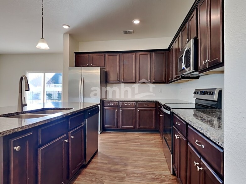 Building Photo - 450 Sandstone Dr